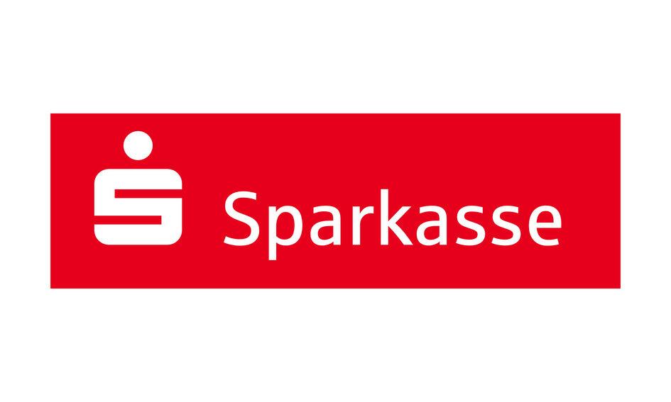Logo der Sparkasse: roter Hintergrund mit stilisiertem S und Schriftzug &bdquo;Sparkasse&ldquo; in wei&szlig;er Schrift.