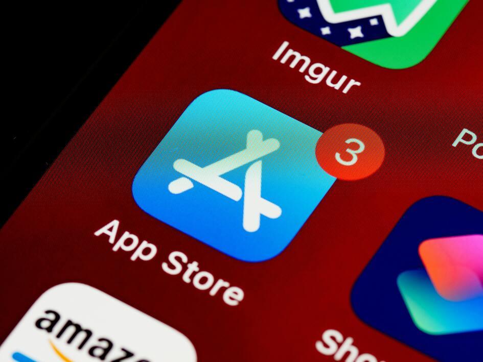 App-Store-Symbol auf einem Smartphone-Bildschirm mit Benachrichtigungszahl von drei.